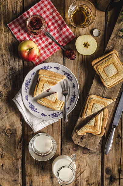 старый богемный тост с джемом и пиво - autumn banana breakfast close up стоковые фото и изображения