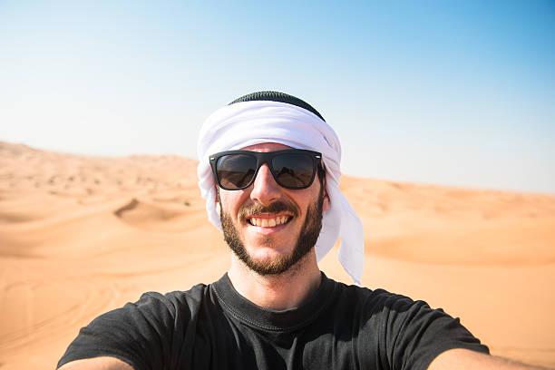 turista homem dando um selfie no deserto - sandscape imagens e fotografias de stock