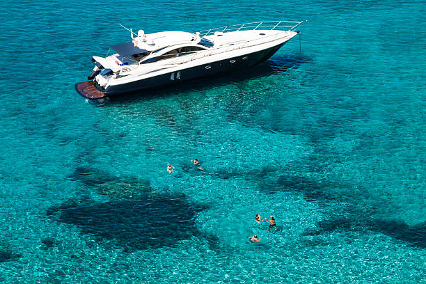 luksusowy jacht w illetes formentera turkusowe morze śródziemne b - illetas zdjęcia i obrazy z banku zdjęć