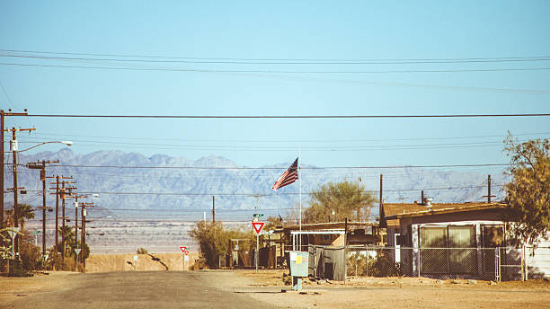 piccola città degli stati uniti. - bombay beach foto e immagini stock