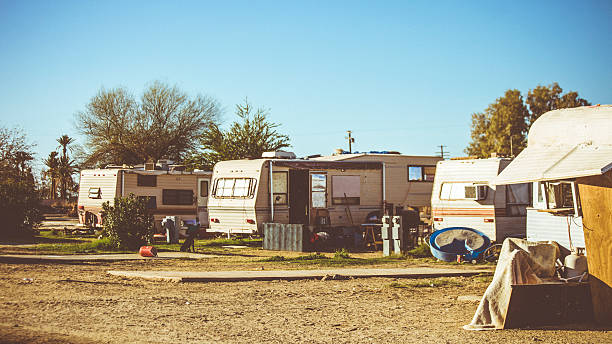 parco di case mobili scena. - bombay beach foto e immagini stock