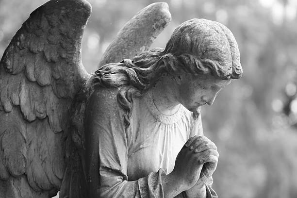 черный и белый каменная ангел - statue angel marble white стоковые фото и изображения