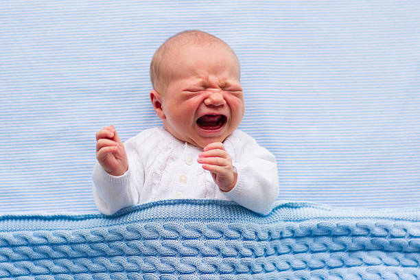 neugeborenes baby boy in eine blaue decke - weinen stock-fotos und bilder