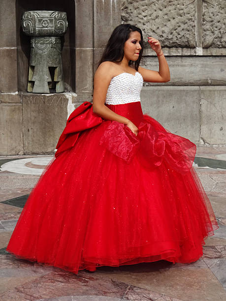 Quinceañera En Un Vestido Rojo Foto de stock y más banco de imágenes de  Fiesta de quince años - Fiesta de quince años, Hispanoamérica, 15.º  cumpleaños - iStock