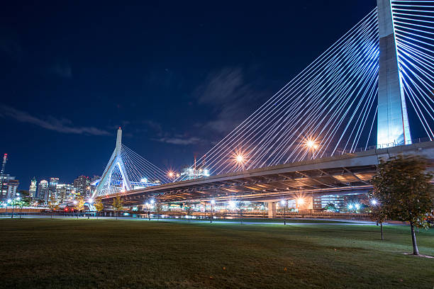 pont leonard p. zakim - boston skyline charles river blue photos et images de collection