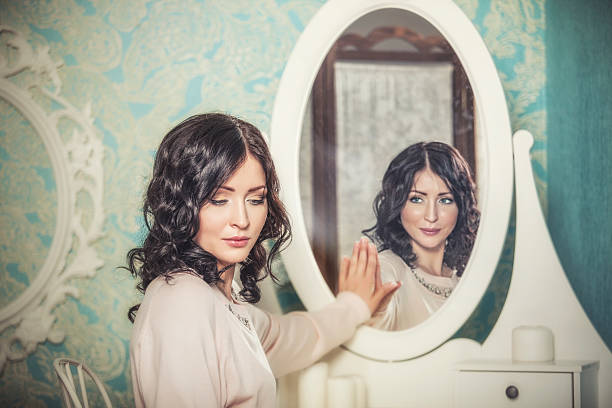 красивая женщина в зеркале отражается smiles тщательно разработанную приборную панель - mirror women human face sensuality стоковые фото и изображения