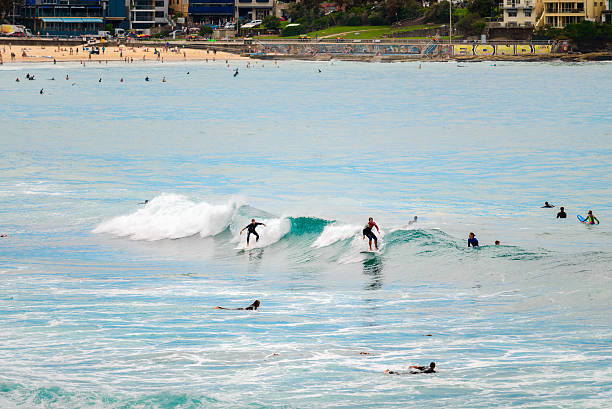 ボンダイ・ビーチのサーファー - surfing surf wave men ストックフォトと画像