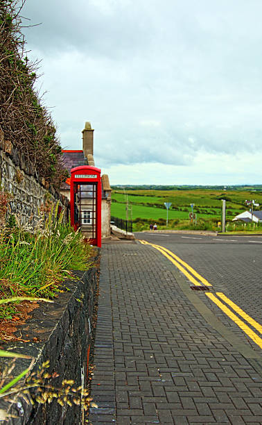 old english cabina de teléfono roja en la unesco sitio giant's causeway - national trust northern ireland uk rock fotografías e imágenes de stock