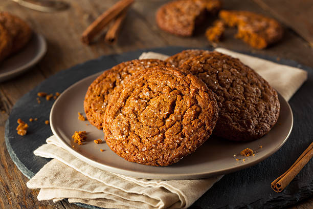 теплый домашнее имбирное печенье cookie-файлы - dessert spice baking cooking стоковые фото и изображения