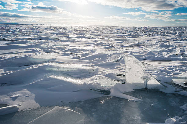 eis und schnee am lake huron - wascana lake stock-fotos und bilder