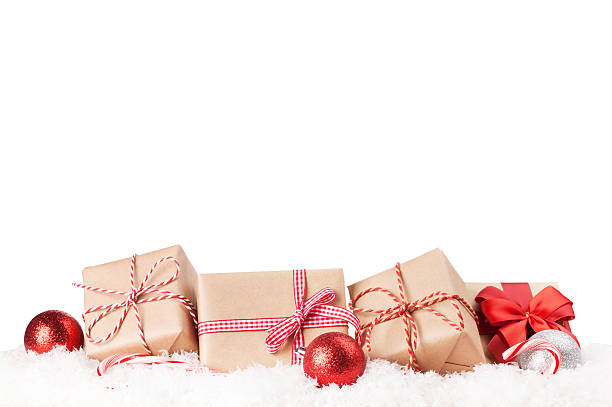 decoración y cajas de regalo de navidad en la nieve - regalo de navidad fotografías e imágenes de stock