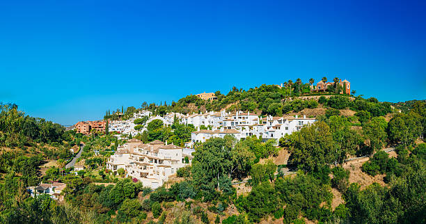 benahavis in malaga, andalusien, spanien. sommer stadt. dorf - clear sky village landscape landscaped stock-fotos und bilder