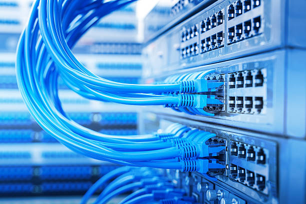 cable de red con tecnología de alta tecnología de fondo de color - fiber optic computer network communication blue fotografías e imágenes de stock