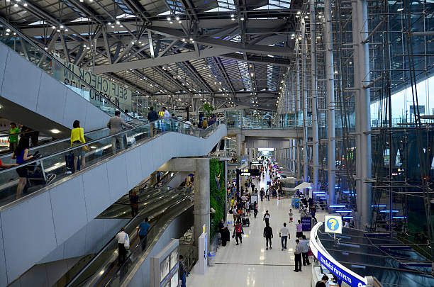 tailandeses e foreiner viajante espera e caminhe no suvarnabhumi"" - men group of objects entrance hall group of people - fotografias e filmes do acervo