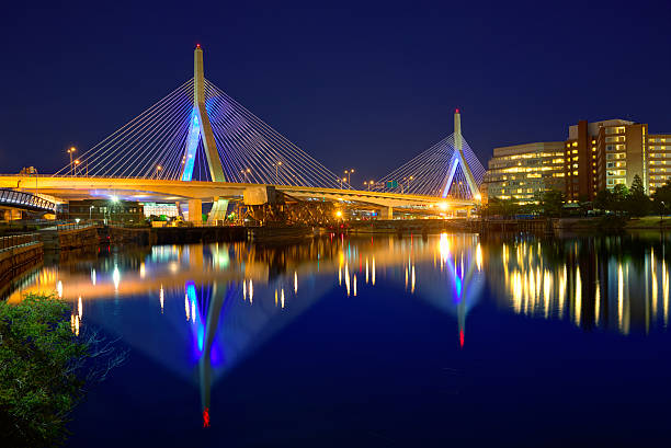 boston zakim ponte ao pôr do sol em massachusetts - boston sunset city bridge imagens e fotografias de stock