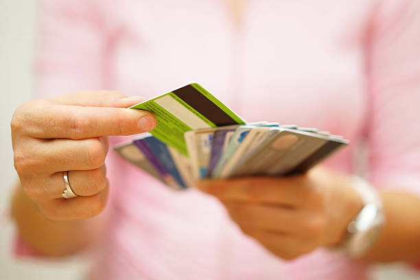 mujer elegir una tarjeta de crédito, el concepto de la deuda de crédito - grupo grande de objetos fotografías e imágenes de stock