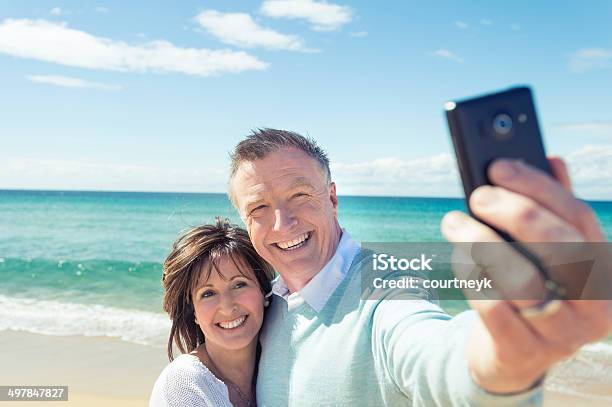 Älteres Paar Die Ein Selfie Stockfoto und mehr Bilder von Strand - Strand, Älteres Paar, Selfie