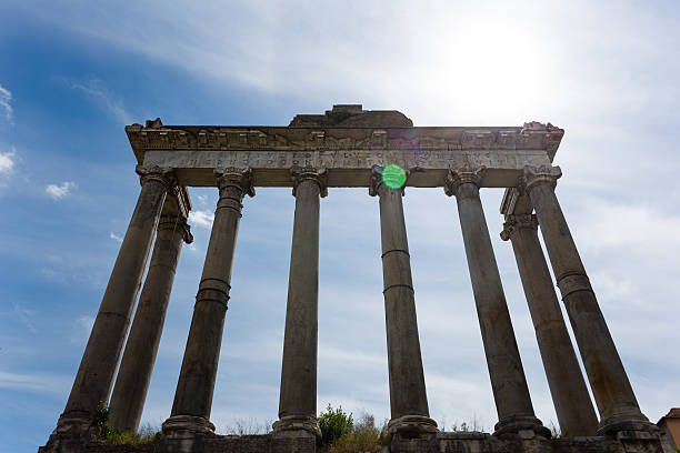 alte temple of saturn, forum romanum - rome sunlight roman forum temple of saturn stock-fotos und bilder