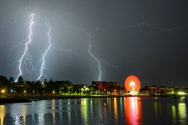 lightning tempête de geelong - ferris wheel flash photos et images de collection