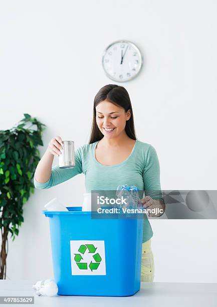 Jovem Mulher Carregar Caixote De Reciclagem - Fotografias de stock e mais imagens de Reciclagem - Reciclagem, Lata - Recipiente, Casa