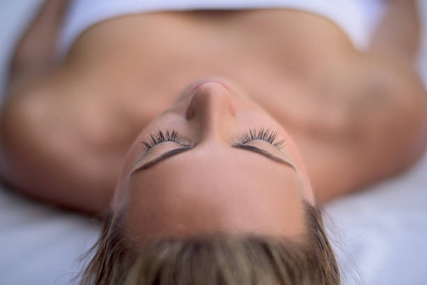 mulher relaxante no spa - tratamento de estância termal imagens e fotografias de stock