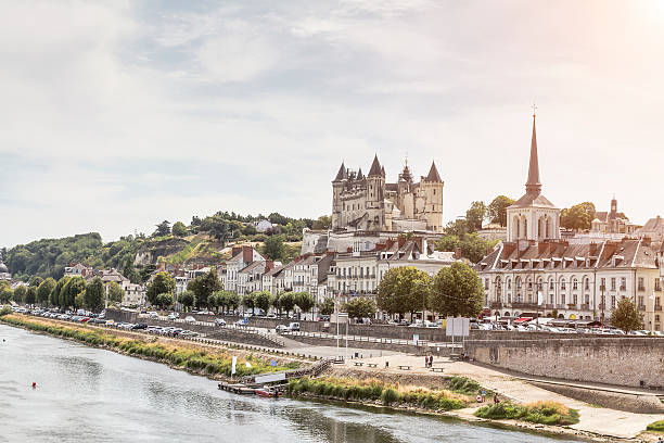 vista panorámica de saumur-valle del loira (francia - unesco world heritage site cloud day sunlight fotografías e imágenes de stock