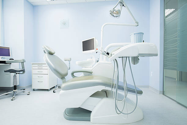 moderno interno di ufficio del dentista - dentists chair immagine foto e immagini stock