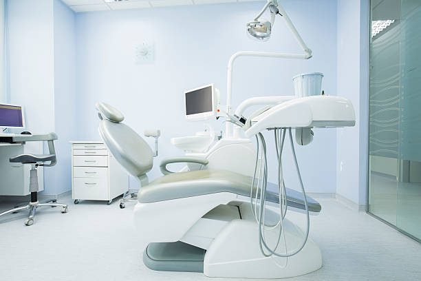 современный зубной контора - dentists chair стоковые фото и изображения