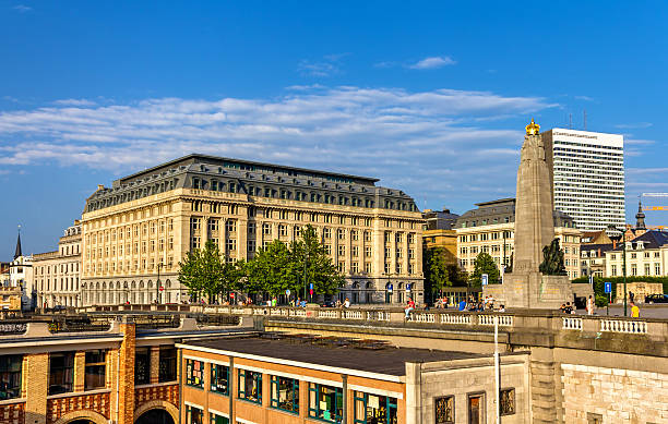 vista di piazza poelaert a bruxelles, belgio - brussels belgium arranging majestic foto e immagini stock