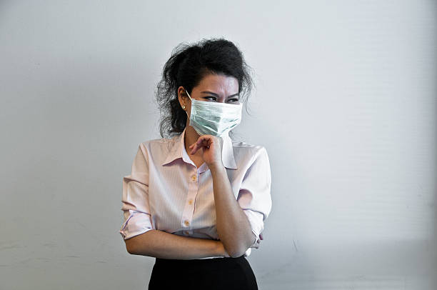 mulher de negócios usam máscara de higiene e enjoado - cought imagens e fotografias de stock