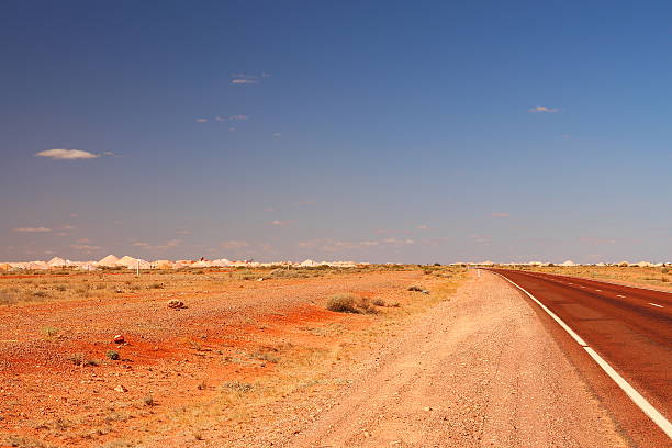 autoroute dans l'outback australien - coober pedy photos et images de collection