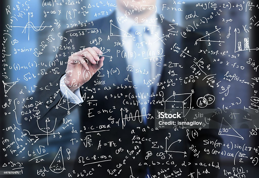 Personas de negocios está escribiendo de fórmulas matemáticas - Foto de stock de Complejidad libre de derechos