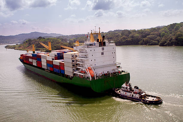 nave mercantile in canale di panama - panama canal panama global finance container ship foto e immagini stock