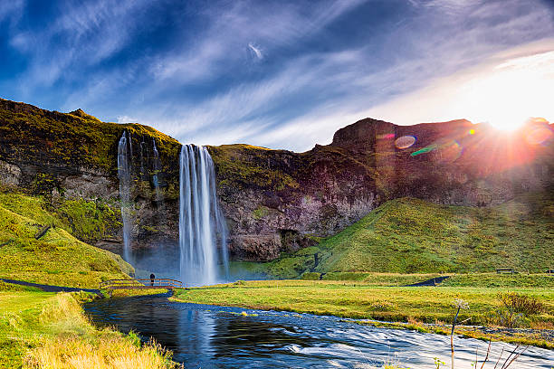 cachoeira de seljalandsfoss contra o sol, sul da islândia - waterfall multi colored landscape beauty in nature - fotografias e filmes do acervo