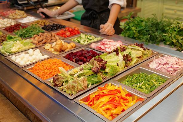 salatbar mit verschiedenen frischem gemüse - salatbüffet stock-fotos und bilder