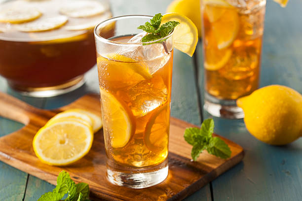 in casa tè freddo con limoni - hot drink alcohol green glass foto e immagini stock