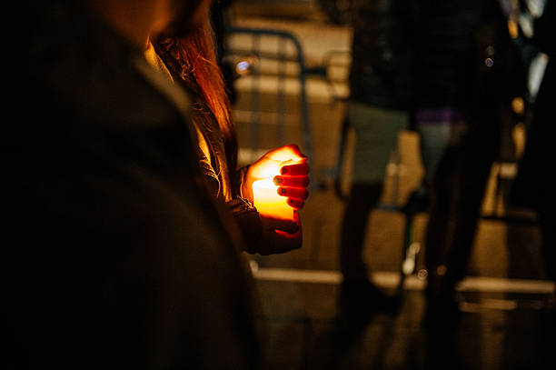 직원관리 시청함 초 - memorial vigil people candle holding 뉴스 사진 이미지