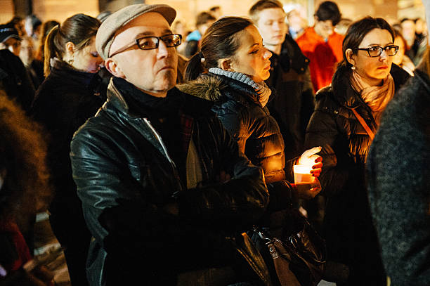 직원관리 시청함 초 - memorial vigil people candle holding 뉴스 사진 이미지