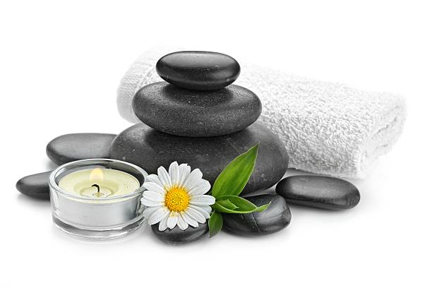 zen базальтовые камни и daisy - spa treatment health spa zen like bamboo стоковые фото и изображения