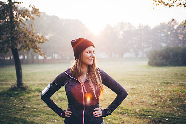 pobyt dopasowanie i zdrowa. - women winter autumn nature zdjęcia i obrazy z banku zdjęć