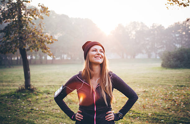 pobyt dopasowanie i zdrowa. - women winter autumn nature zdjęcia i obrazy z banku zdjęć