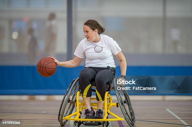 女性は車椅子がバスケットボール - スポーツのストックフォトや画像を多数ご用意 - スポーツ, 車いす, 地域社会
