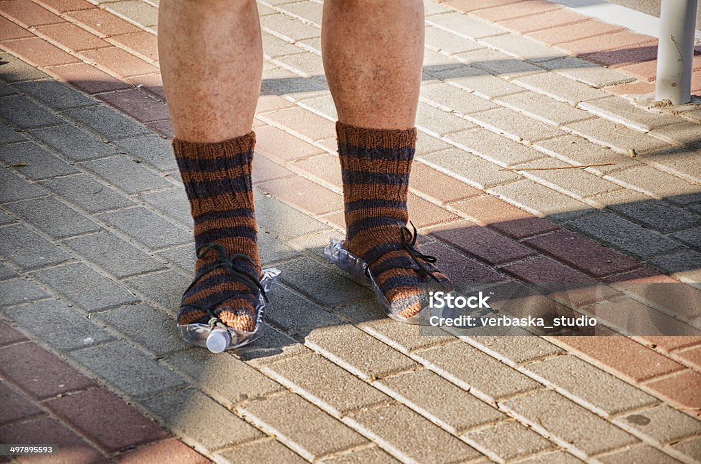 Vagabundo pies en calcetines tejido de pie - Foto de stock de Calcetín libre de derechos