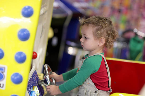 chłopiec jazdy samochodu - amusement arcade machine toy leisure games zdjęcia i obrazy z banku zdjęć