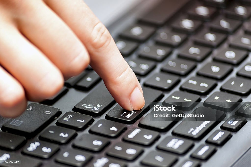 Палец человека толкать ключевых ввода на клавиатуре крупным планом - Стоковые фото Бизнес роялти-фри