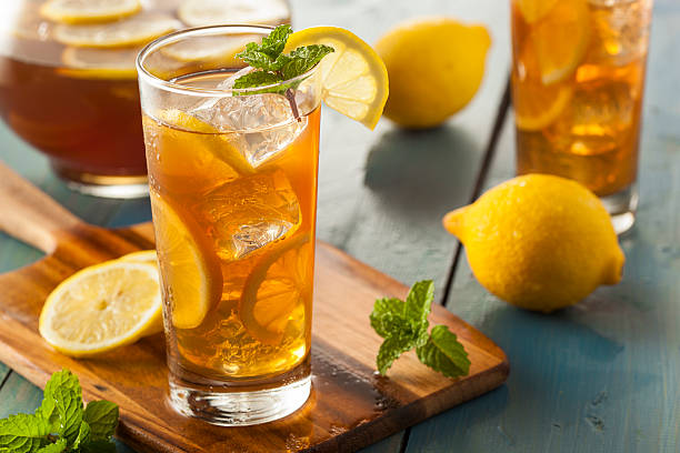 in casa tè freddo con limoni - hot drink alcohol green glass foto e immagini stock