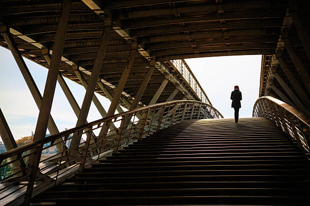 femme sur passerelle solférino passerelle à paris, en france. - image contrastée photos et images de collection