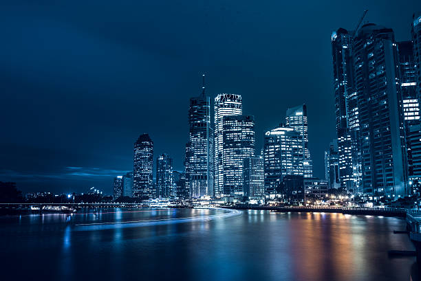 brisbane por la noche - coastal city fotografías e imágenes de stock