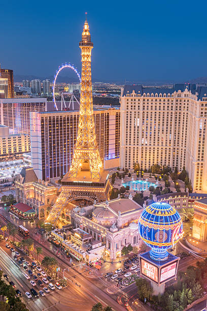 tira de tráfico delante de la ciudad de parís, las vegas - las vegas metropolitan area skyline panoramic the las vegas strip fotografías e imágenes de stock