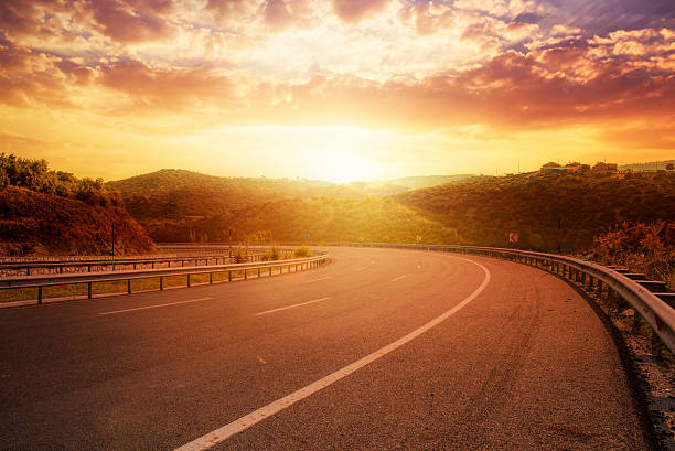 fantástico pôr do sol sobre a estrada de asfalto - yellow city speed road imagens e fotografias de stock